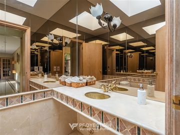 Casa en venta de 5 dorm. más 2 serv. en Las Condes