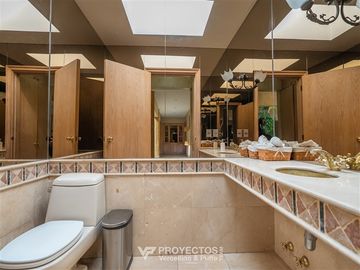 Casa en venta de 5 dorm. más 2 serv. en Las Condes