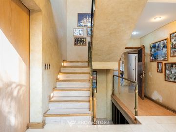 Casa en venta de 5 dorm. más 2 serv. en Las Condes
