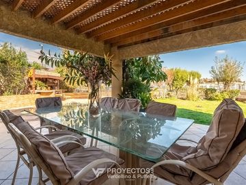 Casa en venta de 5 dorm. más 2 serv. en Las Condes