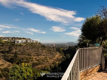 Casa en venta de 5 dorm. más 2 serv. en Las Condes