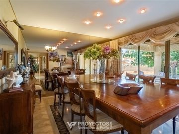 Casa en venta de 5 dorm. más 2 serv. en Las Condes