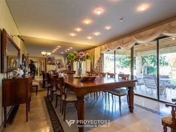 Casa en venta de 5 dorm. más 2 serv. en Las Condes