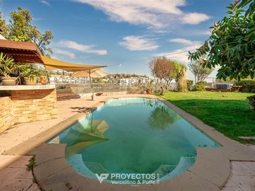 Casa en venta de 5 dorm. más 2 serv. en Las Condes