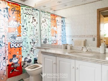 Casa en venta de 5 dorm. más 2 serv. en Las Condes