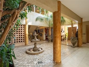 Casa en venta de 5 dorm. más 2 serv. en Las Condes