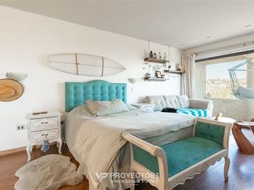 Casa en venta de 5 dorm. más 2 serv. en Las Condes