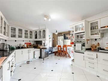 Casa en venta de 5 dorm. más 2 serv. en Las Condes