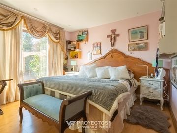 Casa en venta de 5 dorm. más 2 serv. en Las Condes