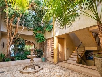 Casa en venta de 5 dorm. más 2 serv. en Las Condes