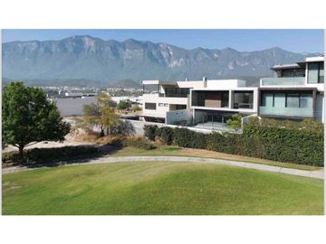 Casa en Venta en la Joya Residencial con vistas al Lago Monterrey