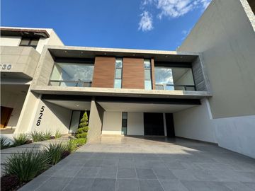Casa en Venta en la Joya Residencial con vistas al Lago Monterrey