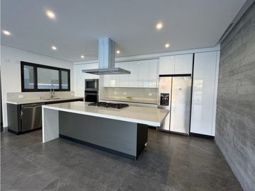 Casa en Venta en la Joya Residencial con vistas al Lago Monterrey