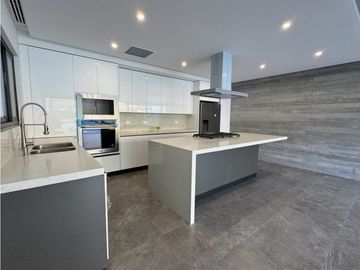 Casa en Venta en la Joya Residencial con vistas al Lago Monterrey