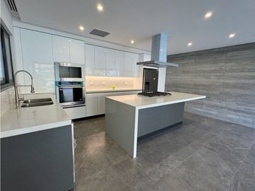 Casa en Venta en la Joya Residencial con vistas al Lago Monterrey