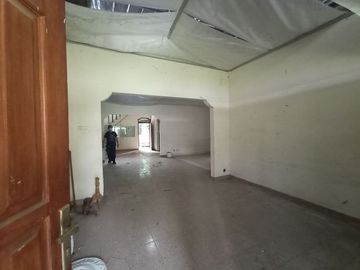 Tanah Dengan Bangunan Tua Lokasi Strategis di Pekayon Bekasi
