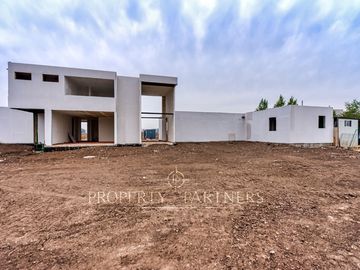 Casa en obra gruesa, Chicureo Centro, a pasos del Colegio Santa Cruz