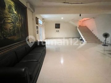 Rumah Luas dan Nyaman 2 Lantai di Lokasi Strategis di Pejaten