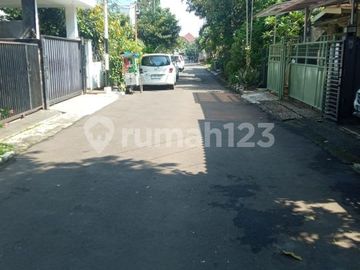 Rumah Luas dan Nyaman 2 Lantai di Lokasi Strategis di Pejaten