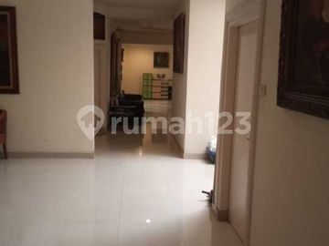 Rumah Luas dan Nyaman 2 Lantai di Lokasi Strategis di Pejaten