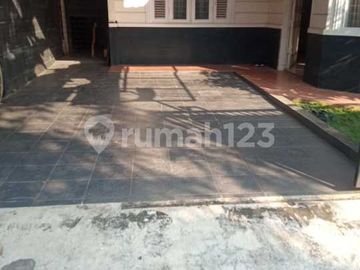Rumah Luas dan Nyaman 2 Lantai di Lokasi Strategis di Pejaten