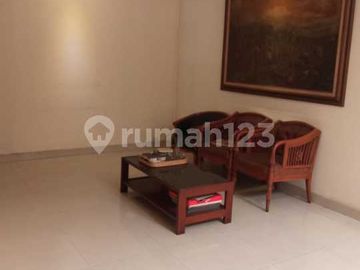 Rumah Luas dan Nyaman 2 Lantai di Lokasi Strategis di Pejaten