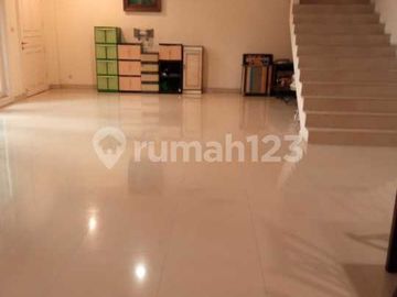 Rumah Luas dan Nyaman 2 Lantai di Lokasi Strategis di Pejaten
