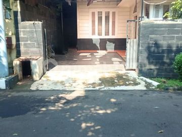 Rumah Luas dan Nyaman 2 Lantai di Lokasi Strategis di Pejaten