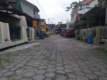 Rumah dalam perumahan Jambusari condong catur