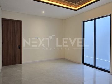 Dijual rumah bagus di Woodland Citraland Surabaya barat