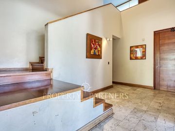 Maravillosa casa mediterránea en condominio en sector El Golf de Manquehue