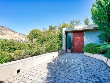 Maravillosa casa mediterránea en condominio en sector El Golf de Manquehue