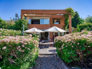 Maravillosa casa mediterránea en condominio en sector El Golf de Manquehue