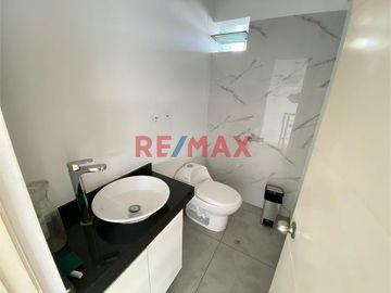 Adquiere este Moderno Dúplex de solo 6 años de antigüedad, con vista panorámica de 203 mt2 en 5to y 6to piso + Estacionamiento 6 en semi sótano.

In