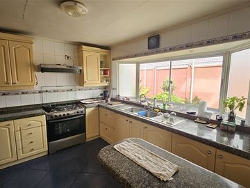 Gran casa con vista parcial al mar para vivir u oficinas