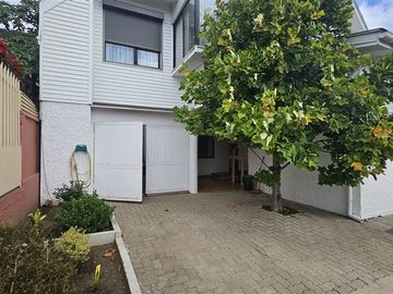 Gran casa con vista parcial al mar para vivir u oficinas
