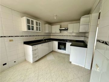 Apartamento en Pinares, 202 m2, 4 habitaciones con excelente ubicación