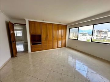 Apartamento en Pinares, 202 m2, 4 habitaciones con excelente ubicación
