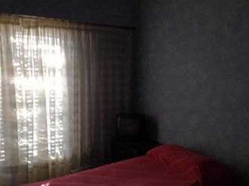 Excelente casa 5 ambientes con fondo, quincho y garaje