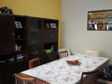 Excelente casa 5 ambientes con fondo, quincho y garaje