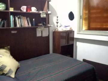 Excelente casa 5 ambientes con fondo, quincho y garaje