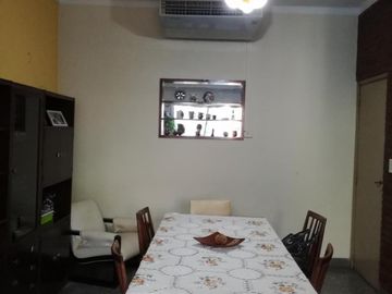 Excelente casa 5 ambientes con fondo, quincho y garaje