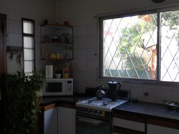 Excelente casa 5 ambientes con fondo, quincho y garaje