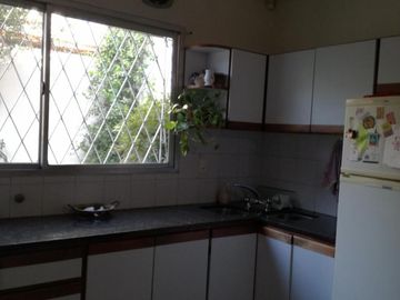 Excelente casa 5 ambientes con fondo, quincho y garaje