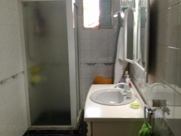 Excelente casa 5 ambientes con fondo, quincho y garaje
