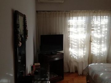 Excelente casa 5 ambientes con fondo, quincho y garaje