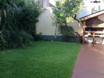Excelente casa 5 ambientes con fondo, quincho y garaje