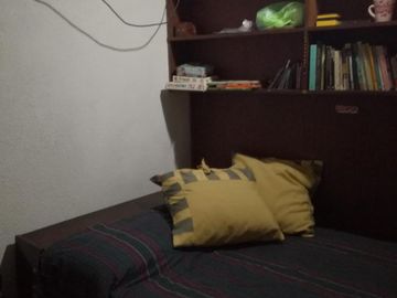 Excelente casa 5 ambientes con fondo, quincho y garaje