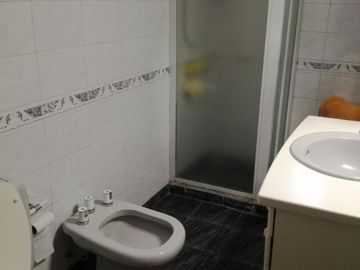 Excelente casa 5 ambientes con fondo, quincho y garaje