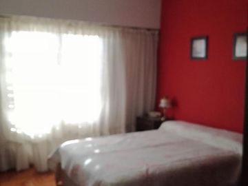 Excelente casa 5 ambientes con fondo, quincho y garaje